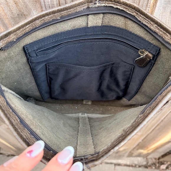 Duluth Trading Co. Leather Crossbody Bag - Picture 5 of 10